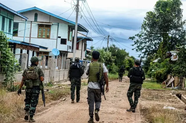 Fotografia colorida mostra soldados caminhandocasade apostasuma ruacasade apostasterra