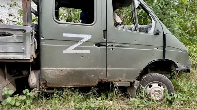 বুলেট আর গোলার আঘাতে ক্ষতবিক্ষত রুশ সামরিক যান 