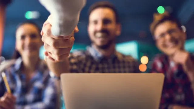 Joven recién contratado