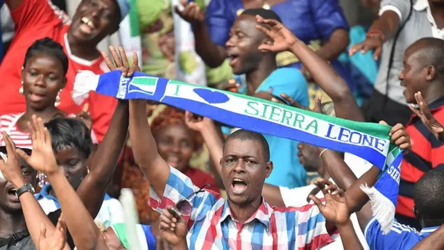 Des supporters sierra leonais lors d'un match de l'équipe nationale.