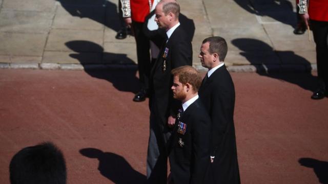 En la foto, el príncipe William, duque de Cambridge, el príncipe Harry, duque de Sussex y Peter Phillips durante el funeral del duque de Edimburgo.
