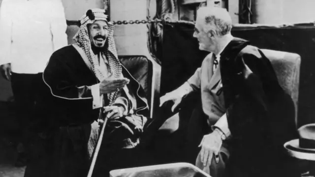 الملك عبدالعزيز آل سعود مع الرئيس الأمريكي فرانكلين روزفيلت