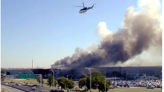 เครื่องบินลำที่ 3 พุ่งชนด้านหน้าของอาคารเพนตากอน ซึ่งเป็นที่ทำการกระทรวงกลาโหมสหรัฐฯ ในรัฐเวอร์จิเนีย