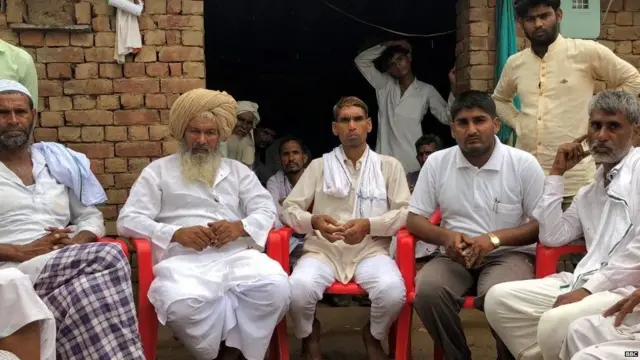 રકબરના ઘરે શોક વ્યક્ત કરવા આવેલા લોકો