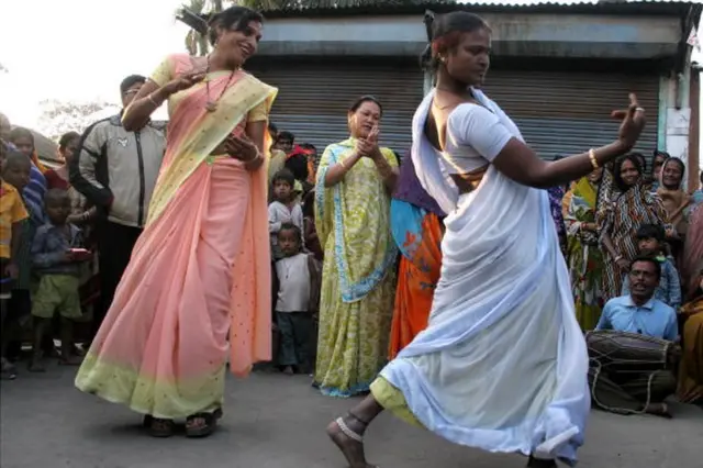 خواجہ سرا رقص کرتے ہوئے