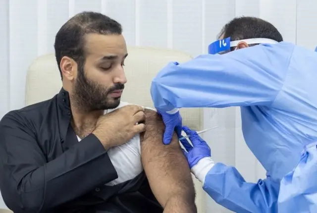 محمدبن سلمان ولیعهد عربستان جمعه پنجم دی ماه واکسن کرونای شرکت فایزر را زد