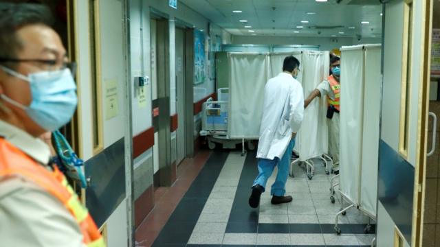 香港九龍伊利沙伯醫院一名醫生走進加護病房（8/11/2019）
