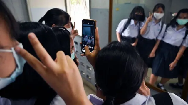 นักเรียนถ่ายเซลฟี