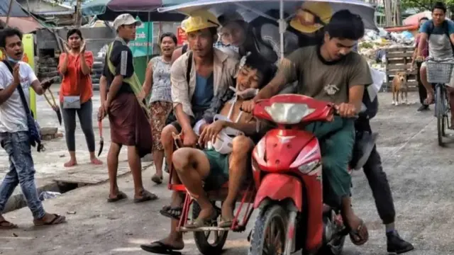 ဒဏ်ရာရသူလူငယ်လေးတဦးကို မတ် ၁၄ ရက်နေ့က ဆေးရုံပို့ရန်သယ်ဆောင်လာစဥ်