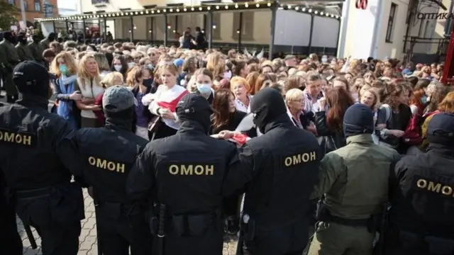 Жінки вийшли на марш у Мінську. Їх затримують силовики