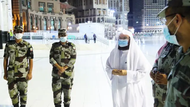 Sheikh Abdul Rehman Al Sudais duro pẹlu awọn ẹsọ mọṣalaṣi lasiko abẹwo si Haram