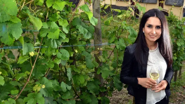 Hapa Ninorta Bahno aonekana akiwa na glasi ya mvinyo wa Riesling katika eneo la shamba la mimea ya kutengeneza mvinyo huko Trier, Ujerumani , 28 Juni 2016