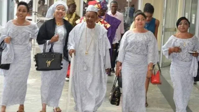 Alaafin and four of im wives