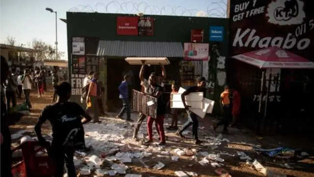 Abasahura bagaragara bakura ibicuruzwa mu iduka ry'umunyamahanga