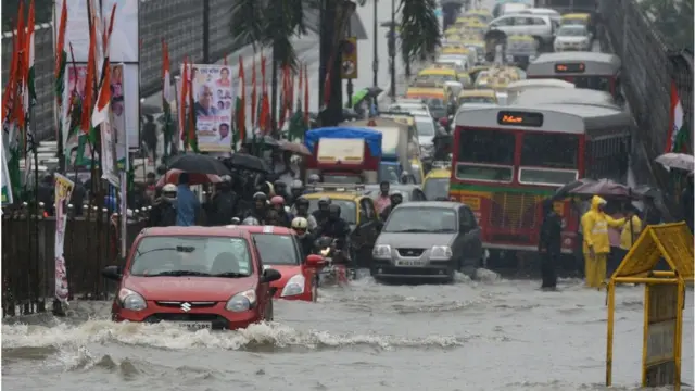 मुंबईत पावसाळ्यात हे ठरलेलं चित्र असतं