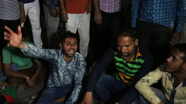 arakunrin yii n sọkun lẹgbẹ oku aburo rẹ nibi ijamba Amritsar