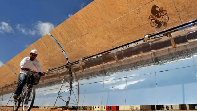 Сотни изогнутых зеркал, каждое размером с автобус, выстроились рядами на площади в 1,4 млн квадратных метров, что соответствует примерно 200 футбольным полям