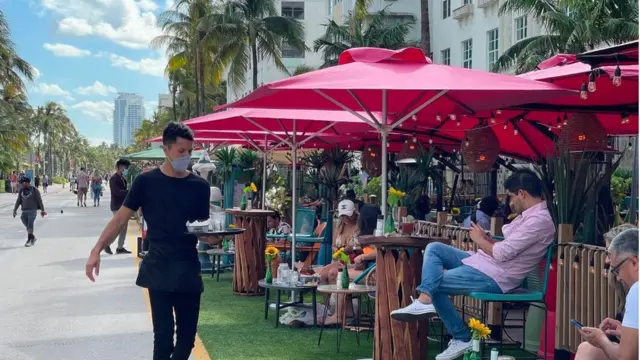 Garçom servindo mesasfazer cadastro na blazeMiami Beach