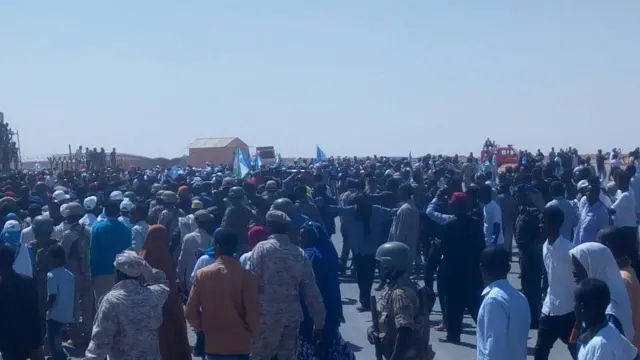 Qaar ka mid ah shacabka oo ka qaybqaadanaya soo dhawaynte madaxwayne Farmaajo