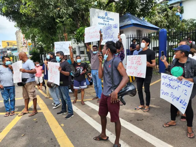 Protestors in front of Maharagama Police, 4 May 2022