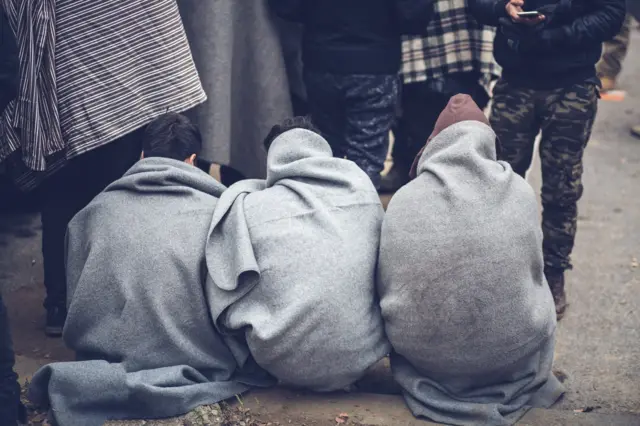 تزويد لاجئين بالبطانيات بعد العثور عليهم في شاحنة تبريد بالمملكة المتحدة