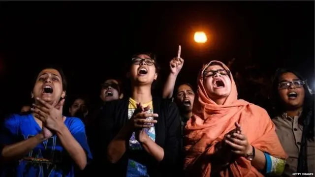 विरोध प्रदर्शन करते छात्र