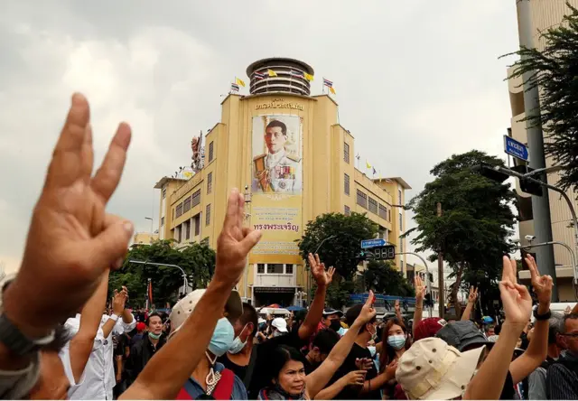 此轮示威活动是泰国当局近年来面临的最大规模的抗议活动。