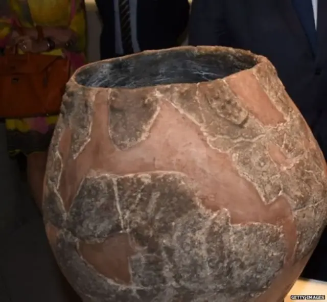 پر ځینو دغو چاټیو د انګورو وږي کښل شوي او پر ځینو د نڅاګرو سړو انځورونه.