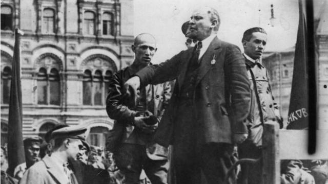 列宁以及其他领导人于1917年发动十月革命，建立了苏联。