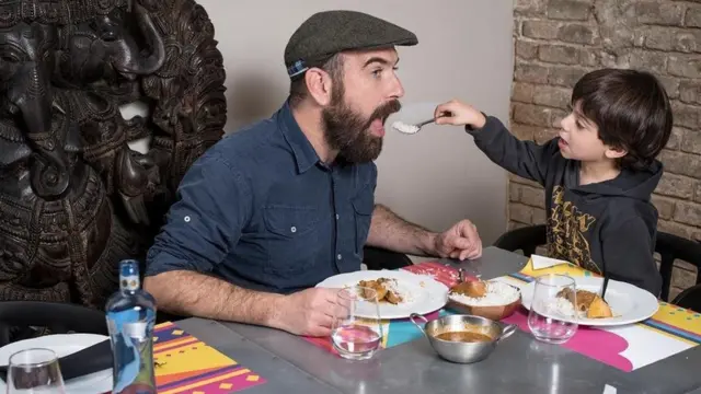 ኣቦ ምስ ውላዱ መግቢ እናበልዑ