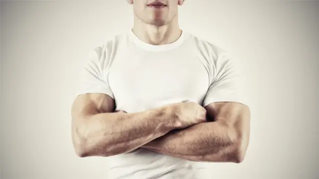 Torso de un hombre musculoso.