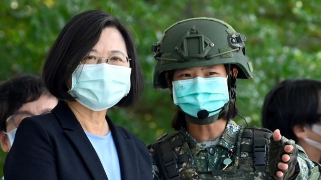 Tổng thống Đài Loan Thái Anh Văn trong chuyến thăm một căn cứ quân sự ở Đài Nam, miền nam Đài Loan, ngày 9/4/2020