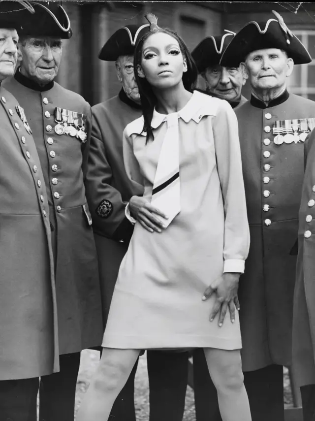 манекенщица Келли Уилсон в платье от Мэри Куант в окружении отставных гвардейцев