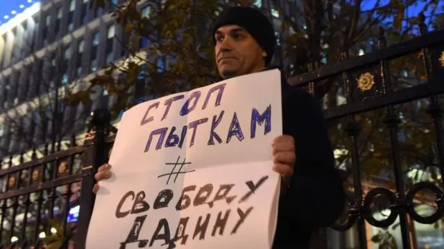 Человек с плакатом: "Стоп пыткам. Свободу Дадину"