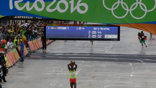 Feyisa Lilesa cruzando la meta
