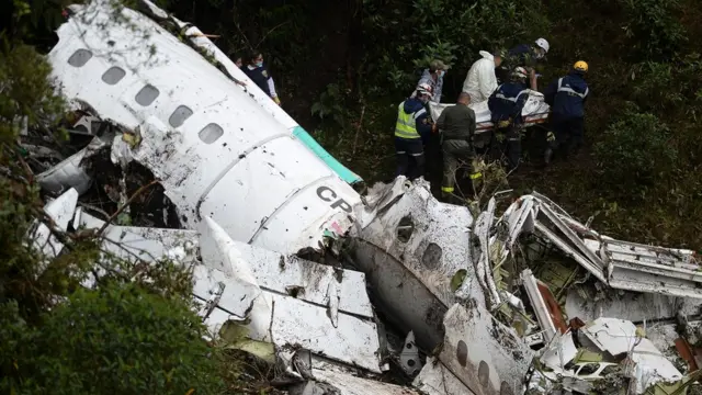 En el accidente del avión murieron 71 personas y sobrevivieron seis.