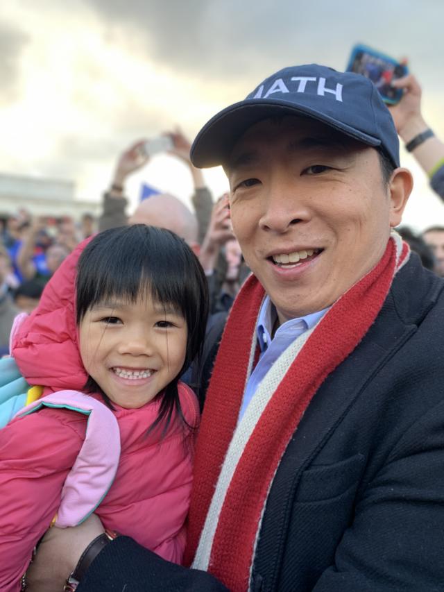 小女孩可能是当天年纪最小的支持者，杨安泽一把将她抱起，亲切合照。