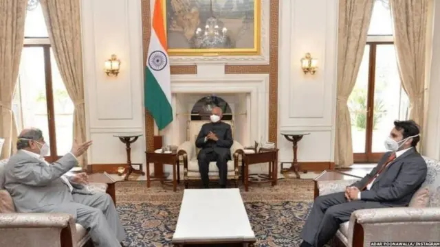 ભારતના રાષ્ટ્રપતિ રામનાથ કોવિંદ સાથે અદાર પૂનાવાલા અને તેમના પિતા સાયરસ પૂનાવાલા