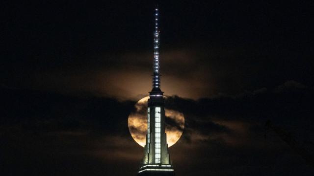 "Оленья луна" над небоскребами Нью-Йорка.