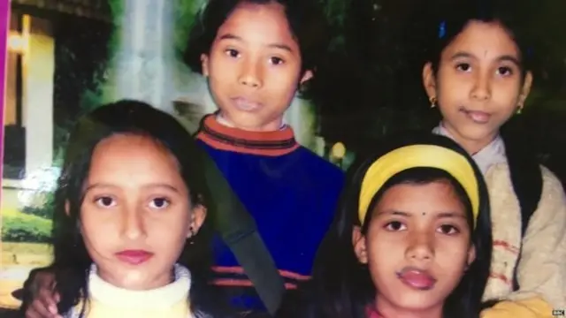 புகைப்படத்தில் நீல நிற சட்டை அணிந்திருப்பவர் சிறுமி ஹிமா தாஸ்