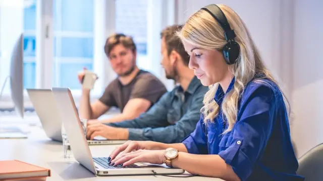 耳机已经成为办公室里常见的"请勿打扰"标签