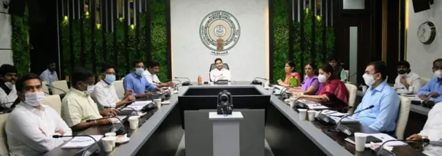 ప్రభుత్వం చేపడుతున్న సంస్కరణల కారణంగా ఉపాధ్యాయుల సంఖ్య తగ్గుతుందన్న మాట అవాస్తవమని సీఎం జగన్మోహన్ రెడ్డి అన్నారు.