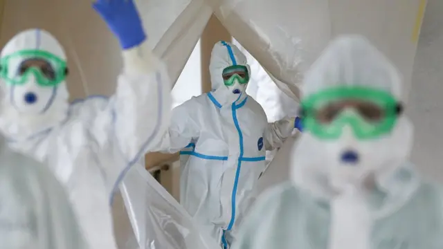 Медики выходят из "красной зоны" Федерального клинического центра высоких медицинских технологий