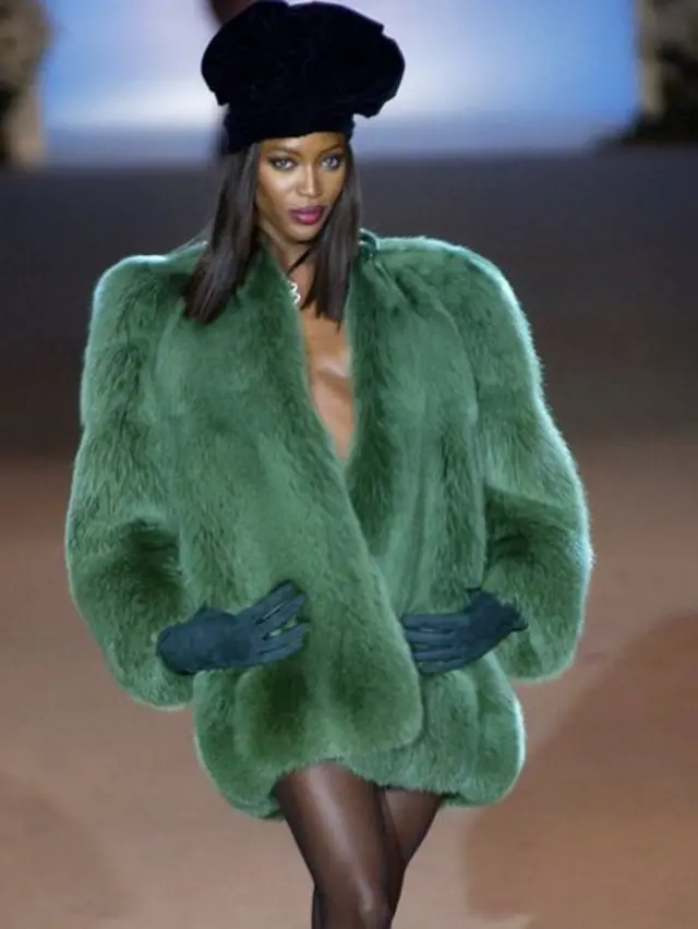 A modelo Naomi Campbell vestindo turbante e casacojogo mais facil do betanoYves Saint-Laurent no desfilejogo mais facil do betanoretrospectiva da obra do estilista no centro cultural parisiense George Pompidoujogo mais facil do betano2002