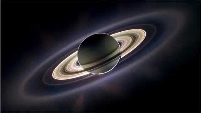 کاسینی وزن حلقه ها را اندازه گرفت که نشان داد ۲۰ بار کوچکتر از تخمین های قبلی است