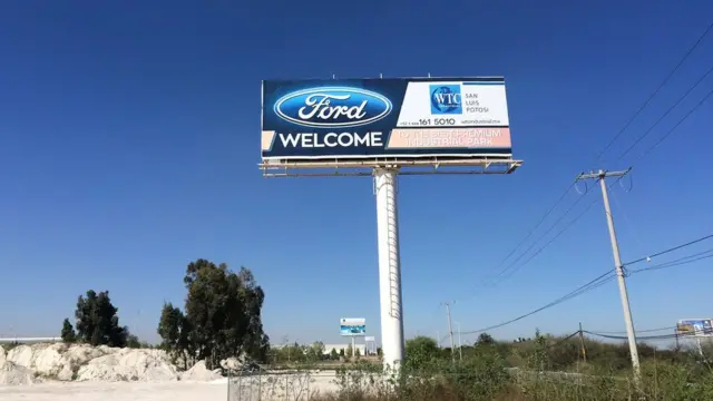 Letrero de Ford en Villa de Reyes