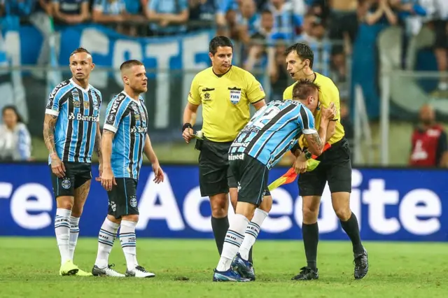Jugadores de Gremio reclaman a los árbitros en la semifinal contra River.