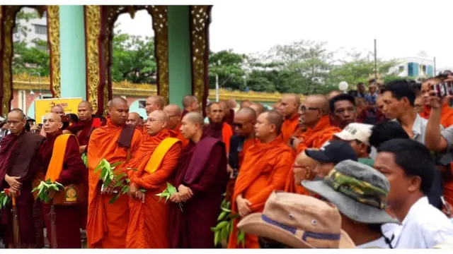 မေလ ၃၀ ရက်နေ့ နေ့လည် ၂နာရီ လာရောက် မယ် ဆိုတာကြောင့် ဝန်းရံ တဲ့သံဃာတွေ အမျိုးသားရေး လှုပ်ရှားသူတွေ သတင်းထောက်တွေစောင့်ဆိုင်းနေကြ