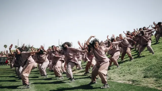 Танцевальная группа на концерте Канье Уэста