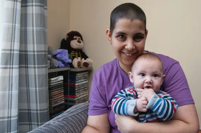 "Mi bebé y yo tenemos una competencia para ver a quién le crece el pelo más rápido", cuenta Karrie-Ann.